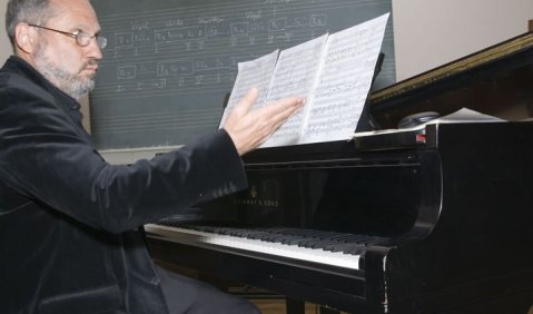 Siegfried Mauser am Klavier (2007). Foto: Hufner