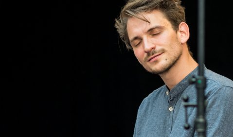 Max Andrzejewski sorgte für die Bühnenmusik. Foto: Hufner