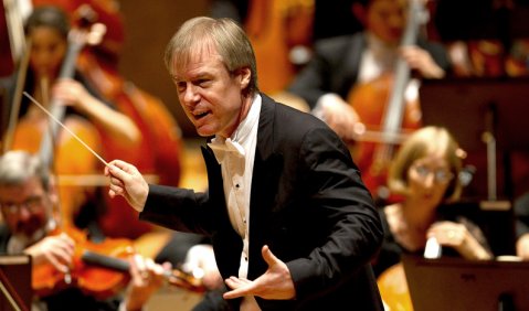 Mit Schwung und Eleganz: David Robertson leitet das St Louis Symphony Orchestra. Foto: Dilip Vishwanat