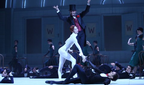 Ana Turazashvili als Hella. Gennadi Yanin als George Bengalsky. Vyacheslav Lopatin als Behemoth. Foto: Elena Fetisova/ Bolshoi Theatre.