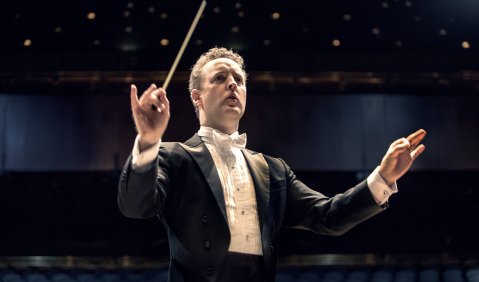 Michael Francis bleibt Chefdirigent der Deutschen Staatsphilharmonie. Foto: Felix Bröde