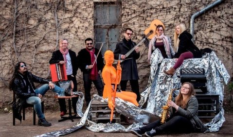 MIET+: Carla Frank (Saxofon), Maria Löschner (Akkordeon), Silvia Kopacova und Magda­lena Grigarova (Gitarre), Henry Mex (Kontrabass), Johannes K. Hildebrandt (Synthesizer). Foto: © MIET+
