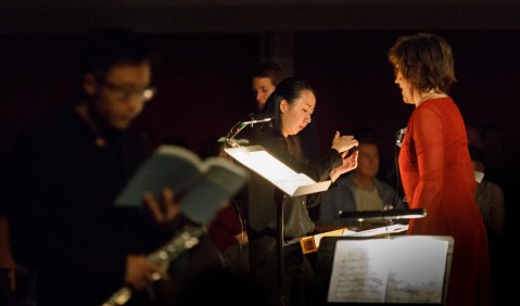 Nodoka Okisawa dirigierte das Ensemble Tempus Konnex Leipzig im Projekt „Breaking News“, rechts: Salome Kammer. Foto: David Willems.
