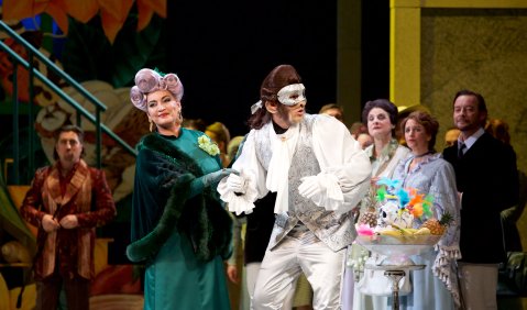 Dieter Fernengel (Sir Edgar), Ann-Katrin Naidu (Baronin Grünwiesel), Maximilian Mayer (Lord Barrat), Chor des Staatstheaters am Gärtnerplatz. Foto: © Christian POGO Zach