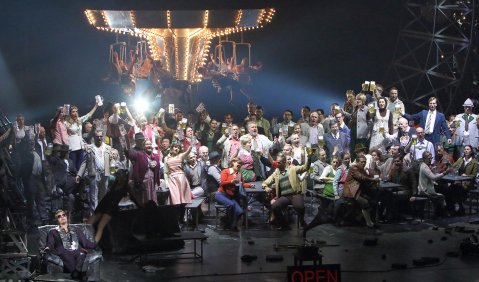 Mefistofele: R. Pape (Mefistofele), Chor der Bayerischen Staatsoper. Foto: Wilfried Hösl