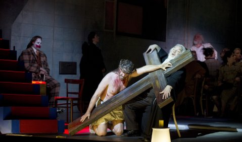 Magnus Baldvinsson (4. Versucher) und John Tomlinson (Thomas Becket) in Pizzettis „Assassino nella cattedrale” in Frankfurt. Foto: Monika Rittershaus