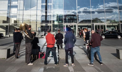 Musiker*innen vor dem Bundestag. Foto: Hufner