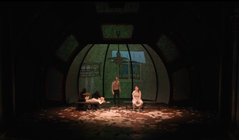 Angela Baumgart hat die Bühne mit einer verglasten Kuppel versehen, durch deren Fenster man die Welt sehen kann. Screenshot auf dem Video von nmzMedia. 