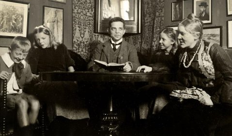 Carl Nielsen im Rahmen seiner Familie. Um 1900.