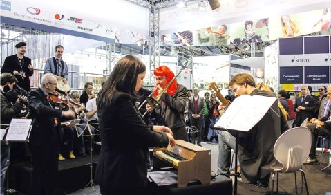Mit Cage euphorisch in die Messe gestartet: MUSICIRCUS am ConBrio-Stand. Foto: David Kremser