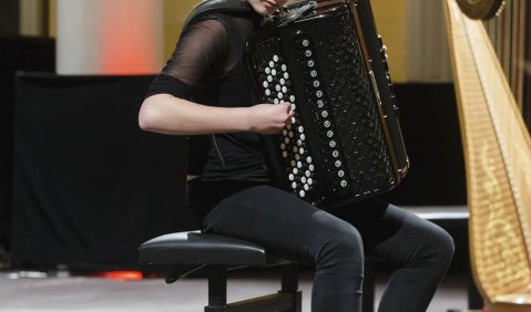 Musikalischer Partner: ein Staubsauger. Mit ihrem Werk „Annäherung“ erhielt die Akkordeonistin Ronja Ramisch bei WESPE 2017 den Sonderpreis der neuen musikzeitung. Foto: Stefan Effenhauser