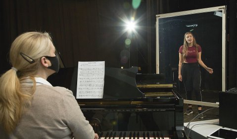 Gesangsunterricht an der Musikschule Prien e. V. mit Maske, Sicherheitsabstand und selbstgebauter Spuckschutzwand. Foto: Anita Berger