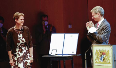 Sigrid Weigl und Kunstminister Bernd Sibler bei der Preisverleihung.  Foto: Gabriele Puffer