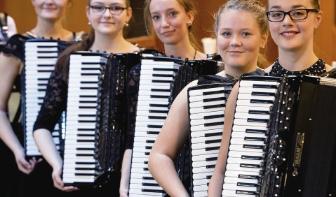 Ausgewählt: Akkordeonistinnen beim 6. Orchesterwettbewerb in Trossingen. Foto: Michael Probst