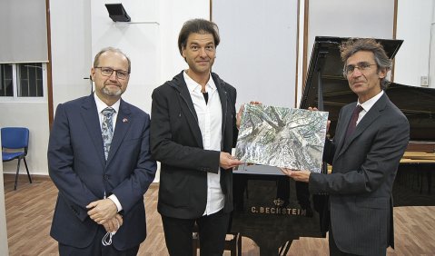 Von links nach rechts: René Amry, Ernest Bittner und der Direktor des Konservatoriums Dr. Walid Moussallem. Foto: C. Bechstein Stiftung