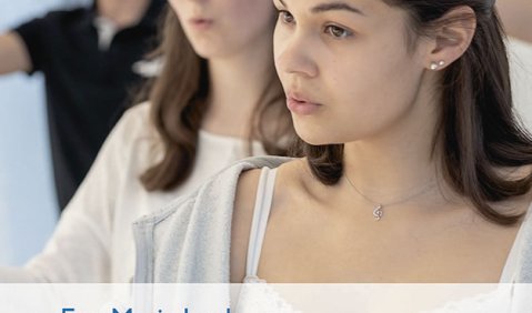 Eva Maria Leeb: JugendChorLeitung. Impulse für eine ansprechende und erfolgreiche Jugendchorarbeit, ConBrio, Regensburg 2021, 56 S., Notenbsp., € 22,00, ISBN 978-3-940768-98-8