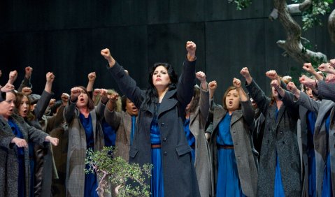 Hrachuhí Bassénz (Norma) und Opernchor. Foto: Jutta Missbach