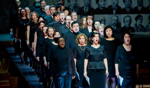 Der Opernchor Nürnberg in Judas Maccabäus / And the Trains Kept Coming ..." Foto: Ludwig Olah