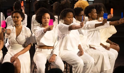 Gegen rassistische Klischees ankämmen: „Haircombing Cycle“ bei der MaerzMusik. Foto: Camille Blake/Berliner Festspiele