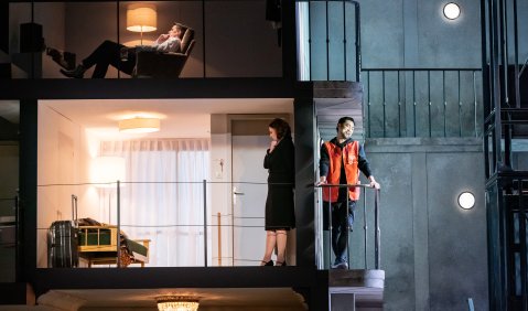 Donna Elvira (Kathrin Göring) und Leporello (Sejong Chang), oben in seinem Loft Don Giovanni (Jonathan Michie) Foto: © Tom Schulze.