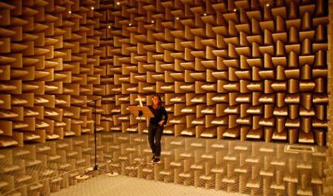 Das neue opto-akustische Forschungslabor des Staatlichen Instituts für Musikforschung startet mit einer Versuchsreihe zur audiovisuellen Wahrnehmung (Juli 2016). Foto: © Hans-Joachim Maempel
