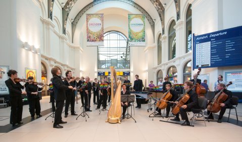 Orchester spielt im Bahnhof. Foto: Hufner