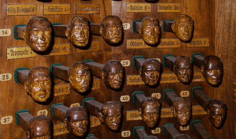 Registerzüge einer Orgel