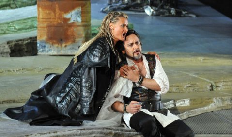 Iulia Isaev und Marius Vlad Budoiu in der Bukarester Otello-Produktion. Foto: Agerpress