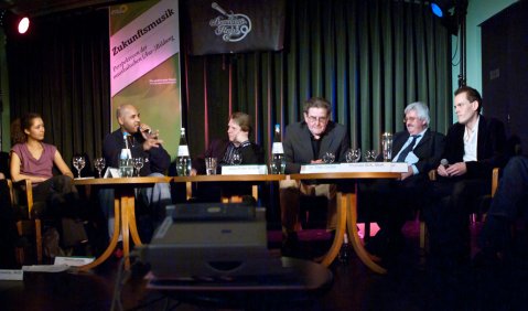 das Podium der Bildung: Foto: Hufner