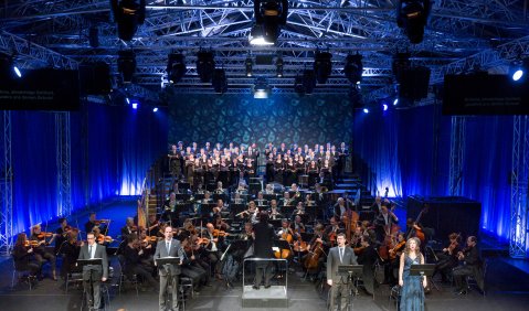 Lucian Krasznec (Nadir), Mathias Hausmann (Zurga), Levente Páll (Nourabad), Jennifer O'Loughlin (Leïla), Chor und Extrachor des Staatstheaters am Gärtnerplatz, Orchester des Staatstheaters am Gärtnerplatz. Foto: © Thomas Dashuber