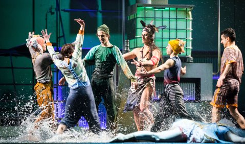 PETER PAN. Javier Ubell (Verlorene Kinder), Roberta Pisu (Michael), Russell Lepley (Peter Pan), Francesco Annarumma (Indianer), Matteo Carvone (Verlorene Kinder), Alessio Attanasio (John). Foto: © Marie-Laure Briane