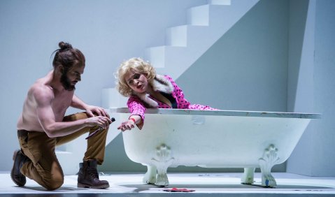 Robert Sellier (Hippolyt) und Olga Privalova (Phaedra). Foto: Theater, Oper und Orchester GmbH Halle, Copyright by Anna Kolata