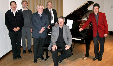 Um Schiller gruppiert: Christoph J. Keller, Matthias Drude, Alfred Koerppen, Thomas Schmidt-Kowalski, Bernd-Christian Schulze und Helmut Thiele (v.l.n.r.). Foto: privat