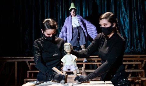 Leonie Euler (Puppenspiel), Sarah Aristidou (Pinocchio) und Emilia Giertler (Puppenspiel). Foto: Gianmarco Bresadola