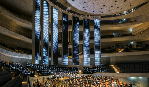 Die Lichtkünstlerin rosalie gestaltete Mahlers 8. Sinfonie in der Elbphilharmonie. Foto: Staatsoper Hamburg, Wolf-Dieter Gericke