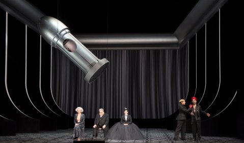 Thomas J. Mayer (Jochanaan), Marina Prudenskaya (Herodias), Gerhard Siegel (Herodes), Ausrine Stundyte (Salome), Annika Schlicht (Page der Herodias), Nikolai Schukoff (Narraboth). Foto: Monika Rittershaus