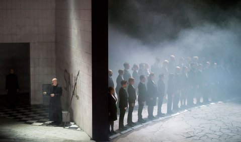 Florian Boesch (Saul), Arnold Schoenberg Chor. Foto: Monika Rittershaus