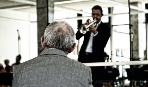 Unser Agent am Ohr der Macht. Foto: Hufner