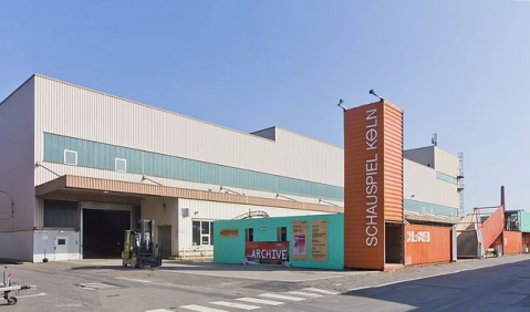 Ausweichspielstätte Depot im Carlswerk. Foto: wikimedia commons, Raimond Spekking, [File:Schauspiel Köln - Ausweichspielstätte Depot im Carlswerk mit Carlsgarten-1523.jpg|thumb|Schauspiel Köln - Ausweichspielstätte Depot im Carlswerk mit Carlsgarten-1523]