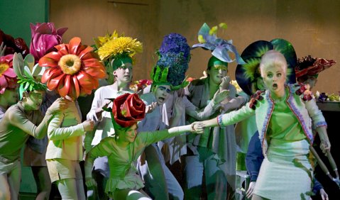 Elisabeth Starzinger als Blumenfrau und der Kinderchor der Komische Oper in Pierangelo Valtinonis „Schneekönigin“. Foto: Iko Freese/Drama-berlin.de 