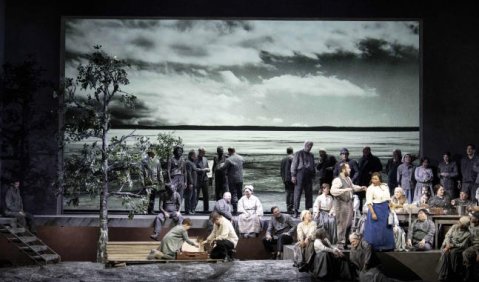 Gefangenlagerszene aus Umberto Giordanos „Siberia“ mit Chor und den Hauptdarstellern George Oniani, Giorgos Kanaris und Yannick-Muriel Noah