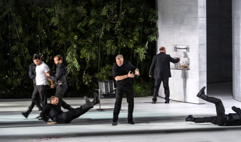 Simon Boccanegra 2019: Charles Castronovo (Gabriele Adorno), René Pape (Jacopo Fiesco), André Heyboer (Paolo Albiani), Ensemble. Foto: © SF/Ruth Walz