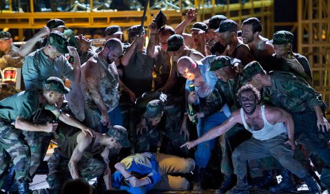 Die Soldaten an der Komischen Oper Berlin. Foto: Monika Rittershaus