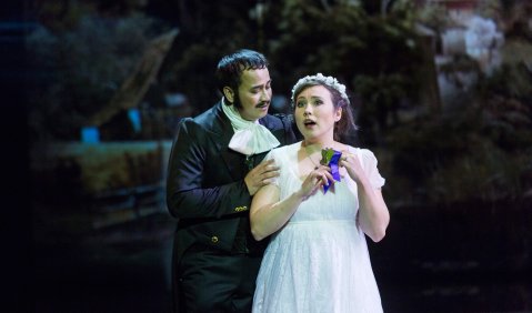 LA SONNAMBULA. Arthur Espiritu als Elvino, Jennifer O'Loughlin als Amina. Foto: © Thomas Dashuber