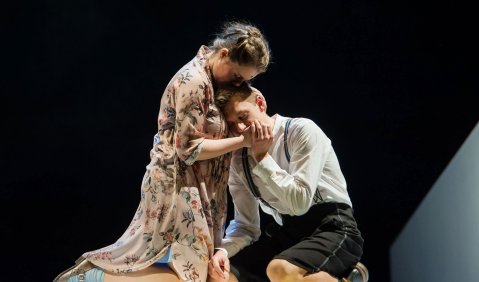 Rebekka Scheufler (Wendla Bergmann) und Anton Huschka (Melchior Gabor). © Theater-, Oper und Orchester GmbH Halle, Foto: Anna Kolata