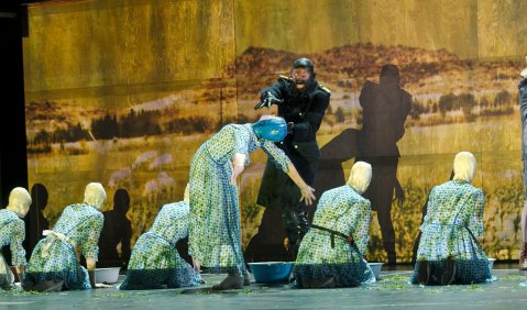 Anne Mueller (Senta) und Goetz Schubert (Holländer) sowie das Ensemble.Foto: © David Baltzer 