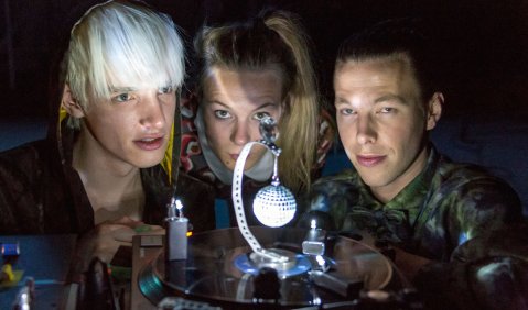 stop listening start screaming. Nicolaas van Diepen (Till), Anne Hoffmann (Franka), Moritz Löwe (Sebastian). Foto: Christoph Kalscheuer