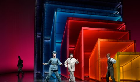 „Durchgeknallte Farce ohne doppelten Boden – Schostakowitschs „Die Nase“ am Theater Basel. Foto: Thomas Aurin