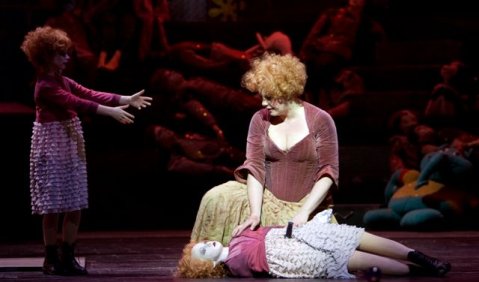 Marta dreifach: Sonja Mühleck in Katharina Wagners Mainzer „Tiefland“-Inszenierung. Foto: Martina Pipprich