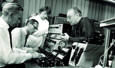 Josef Anton Riedl (2. v. l.) gemeinsam mit Carl Orff (rechts) im Siemens Studio für Elektronische Musik, undatiert. Bildnachweis: Bayerische Staatsbibliothek/Bildarchiv